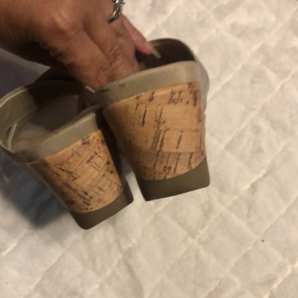 Wear Ever by Bare Traps “Goldy” Wedge Sandals Q5 - Picture 6 of 8